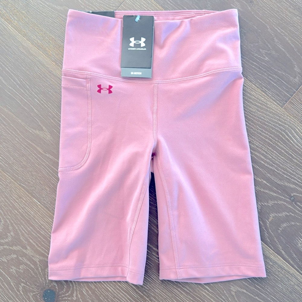 NWT! UNDER ARMOUR fitted high rise dusty rose pink women’s bike short. Size XS.